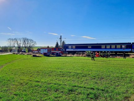 Ke střetu auta s vlakem u Velešína letěl záchranářský vrtulník