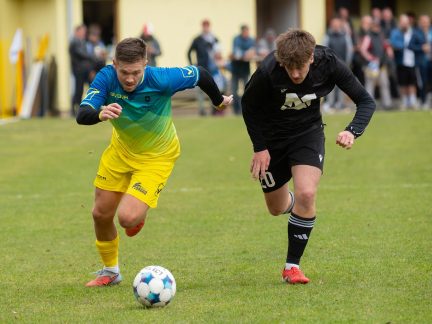 Fotbal: Osm gólů v derby! Zlatá Koruna otočila zápas s Křemží a dál vede tabulku