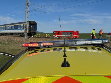 Řidič z ranního střetu auta s vlakem zemřel