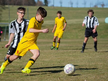 Fotbal: Starší žáci Chvalšin neměli slitování. Benešovu nadělili patnáct branek