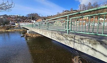 Rekonstrukce mostu na Plešivci omezí dopravu v Krumlově. Dotkne se i vodáků