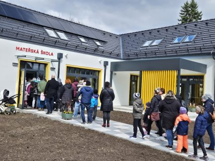 Suchdol otevřel novou školku, i když jinou než plánoval před lety. Najdou v ní zázemí Liščata