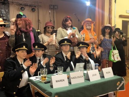 Video: Rockový mazec, rudý koberec a hasiči v róbách. Klisinečtí předvedli v Hrazánkách divokou módní přehlídku