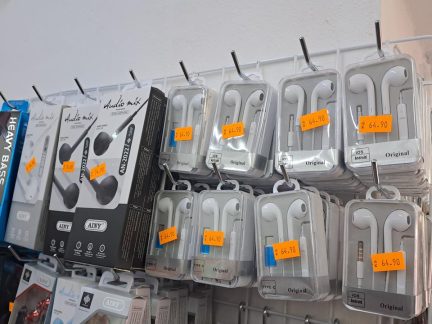 Obchodníci na jihu Čech prodávali padělky sluchátek a dětských hraček