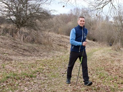 Roman Čtvrtník z Vimperka propadl nordic walkingu. Dnes v něm závodí a učí lidi, jak správně chodit s holemi
