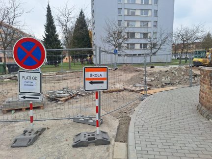 Rekonstrukce frekventované křižovatky ve Strakonicích míří do finále. Staví se i chodník a točna