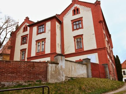 Novogotickou školu v Netolicích čeká rekonstrukce, město řeší podmínky památkářů 