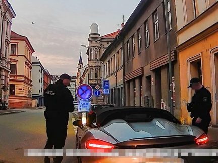 „Je demokracie, můžu si dělat co chci,“ řekl neukázněný řidič Porshe strážníkům