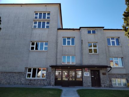 Obědy pro seniory ze školní jídelny vyvolaly spor v Kamenném Újezdu