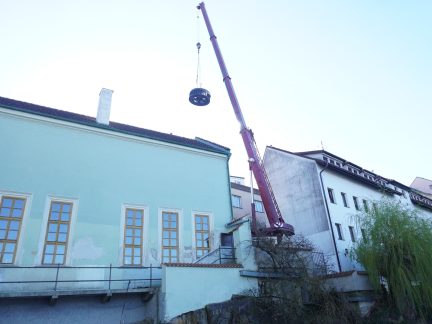 VIDEO: Díly historické vodní elektrárny se vrátily do Písku. Jeřáb je snášel přes střechy domů