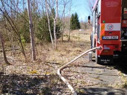 Hasiči zasahují u požáru v areálu bývalých opraven a strojíren v Českých Velenicích