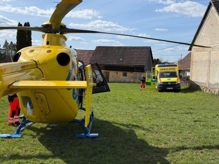 Vrtulník letěl pro dva lidi s infarktem. Nepodceňujte bolest na hrudi, vzkazují záchranáři