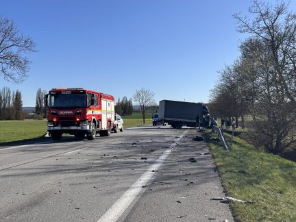 U Vodňan se čelně srazilo osobní a nákladní auto. Silnice I/20 je uzavřena