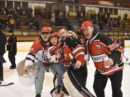 VIDEO: Strakoničtí hokejisté zvládli kvalifikaci suverénně! Úspěšnou sezonu věnovali věrnému fanouškovi