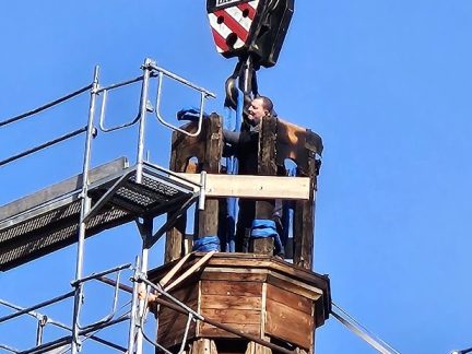 Z věže kostela v Domaníně zmizela báň. Rekonstrukce památky přináší překvapení