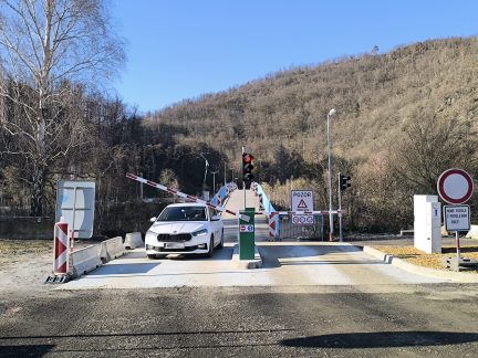 Kvůli neukázněným řidičům hrozí provizorní lávce v Solenicích uzavření