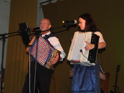 Víkend na Písecku: Divadlo, heligonky, koncert i poetická vycházka