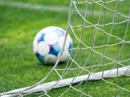 Strakonice v hlavní roli, dvě červené na lavičkách. Komise trestala vyloučení v sedmé lize