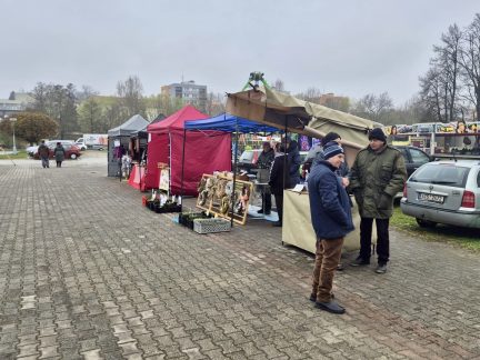 Na start sezony farmářských trhů ve Strakonicích pršelo i sněžilo