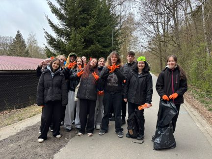 Táborští studenti vyměnili učebnice za pytle na odpad. Uklidili Maredův vrch, Údolní ulice či Babí horu