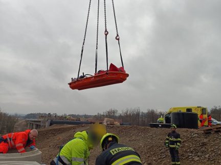 U Kaplice spadl člověk do jímky. Ze zhruba čtyřmetrové hloubky ho vytahoval jeřáb
