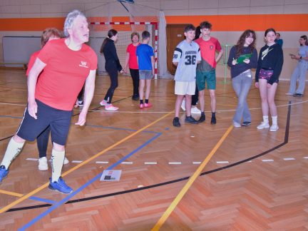 Vimperk zažil napínavé finále mezigeneračních her. O postupu rozhodly body i „výměna manželek“