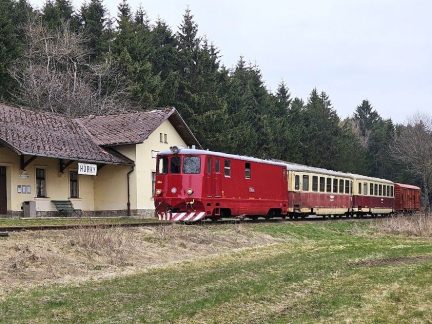 Všední den úzkokolejky. Testovali jsme jízdní řád i noc na nádraží