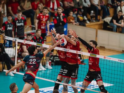 Nečekaný obraz semifinále, vítězí hostující týmy. Lvi srovnali sérii v Budějovicích