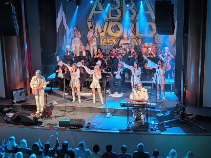 Video: Vyprodaný kulturní dům tleskal symfonickému ABBA World Revivalu vestoje