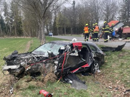 Řidič Audi se při předjíždění střetl s traktorem. Silnice u Jindřichova Hradce je uzavřena
