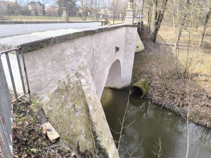 Most u milevského kláštera čeká další oprava fasády. Možná u něj přibyde i pamětní deska