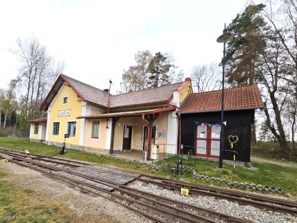 Na nádraží úzkokolejky v Lovětíně najde útočiště lesní školka