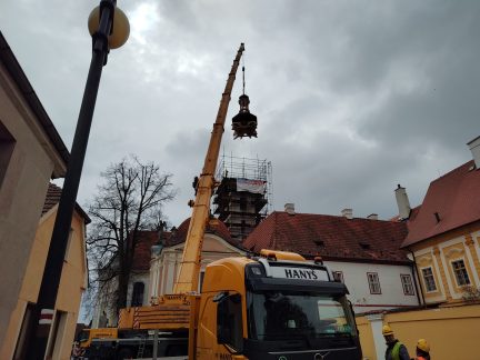 Tohle se vidí jednou za život, říkali lidé v Borovanech. Obří jeřáb zvedl jedenáctitunovou dřevěnou věž kostela