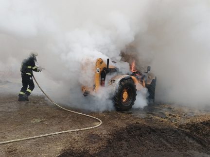Ve Vodňanech skončil v plamenech nakladač. Škoda je 300 tisíc korun