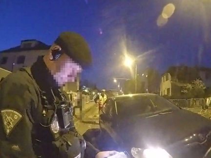 Opilá řidička vjela v Budějovicích do rozkopané ulice. Auto uvízlo na kanálu