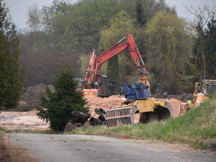 Poslední tečka za kauzou Motocentra vedle dálnice D3 u Tábora. Začala demolice