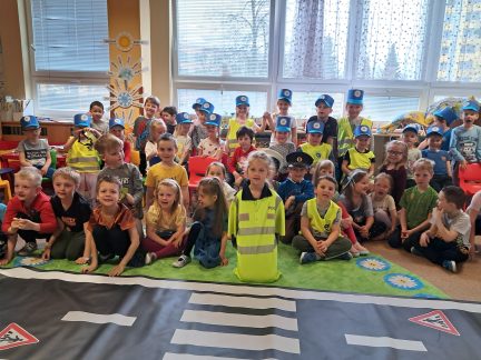 Děti v Blatné překvapily nejen znalostmi. Ve třídě stáli malí policisté