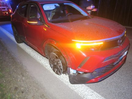 Po havárii na Krumlovsku jelo auto jen po ráfku. Řidič to neřešil, nadýchal přes 3,5 promile