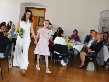 Jarní módní přehlídka nabídla kolekci plnou pastelů a „máslovky“