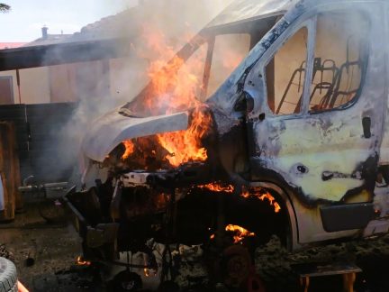 Při požáru aut v Šindlových Dvorech zasahovali záchranáři u dvou zraněných