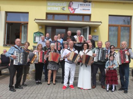 Ve Skalách udržují tradici setkání harmonikářů. Tentokrát jich hrálo dvacet