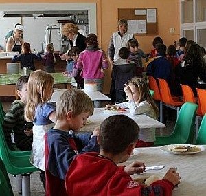 Průzkum ukázal, že děti bez školního oběda zůstávají stranou kolektivu
