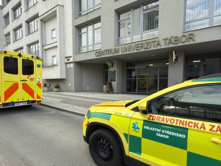 Pianistu v táborské Univerzitě zachraňovali pomoci defibrilátoru