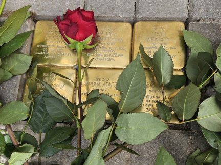 Šest osudů, které byly málem zapomenuty. Suchdol položil kameny na památku židovských spoluobčanů