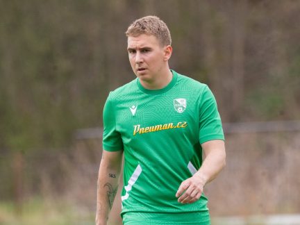 Extraligový hokejista ve fotbalové 7. lize: Uběhat devadesát minut není sranda, přiznává Matěj Toman