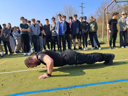 Studenti i školáci si užili dopoledne s policisty v Blatné. Zkusili si i fyzické testy