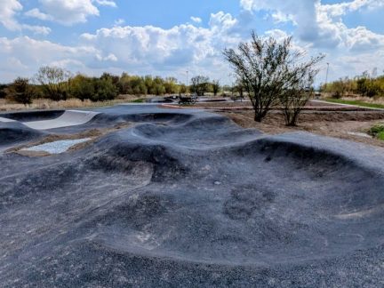 Na budějovickém Složišti je nový dětský pumptrack. Hotový byl dříve, než se plánovalo
