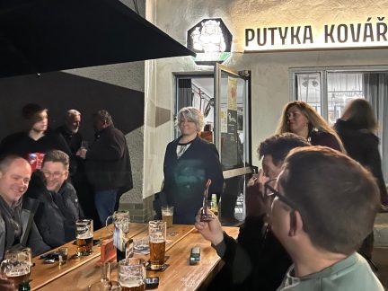 VIDEO: V Kovářově se při prvním koncertu vybralo 35 tisíc pro nemocnou Nellinku