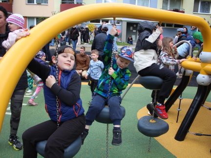 V říši obrů. Nové hřiště v Plané nad Lužnicí otestovaly desítky dětí hned první den