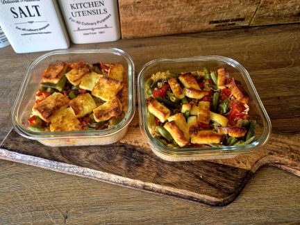 DOBROTY: Zapečená rýže s halloumi a zeleninou